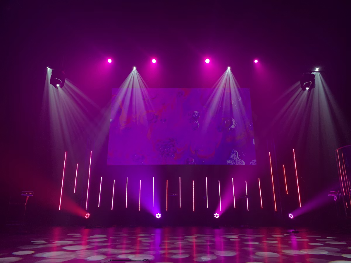 Escenari d'un auditori amb il·luminació instal·lada